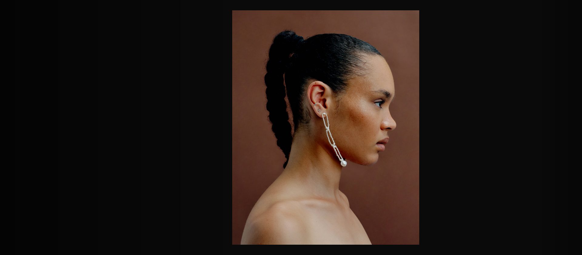 KAVNAR pearl earrings on model