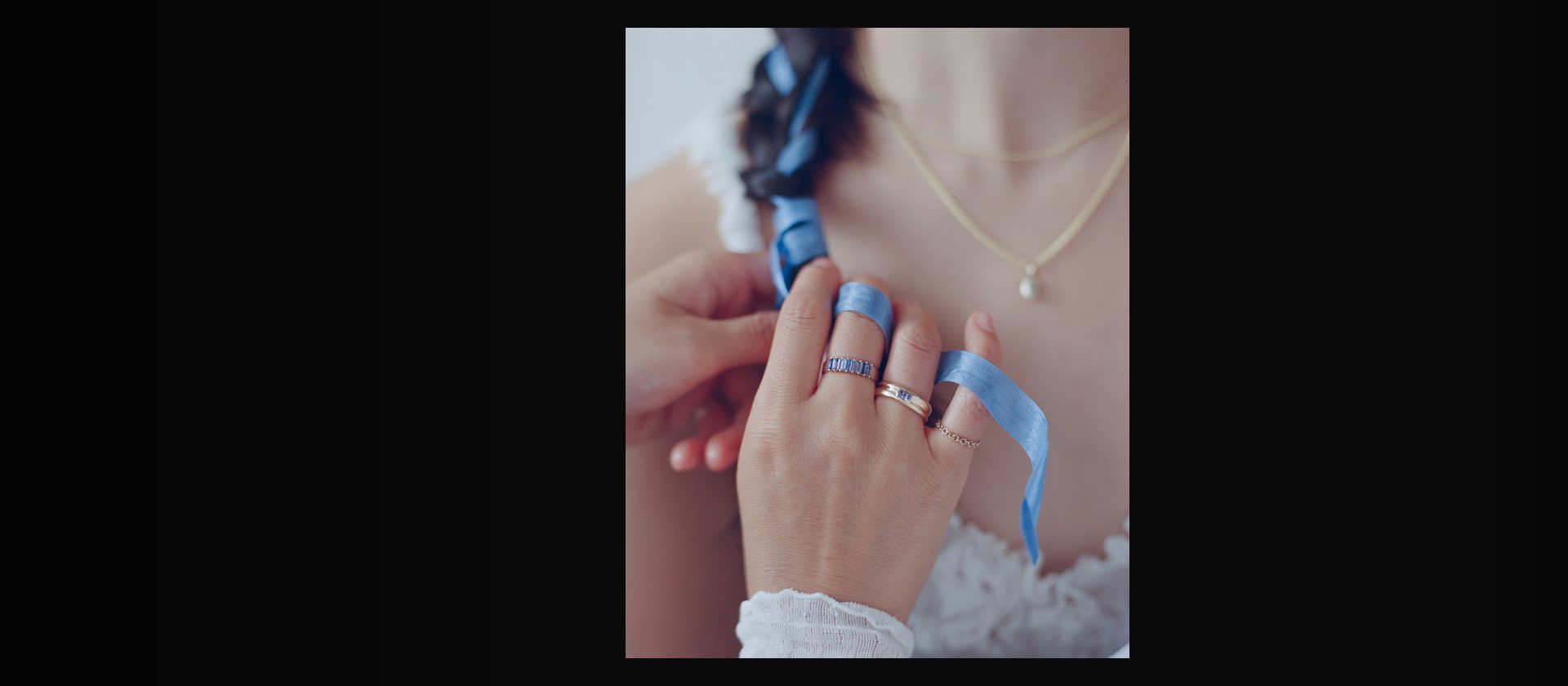 KAVNAR baguette cut sapphire band