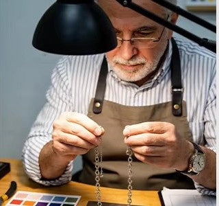 Quality checked by a KAVNAR jeweler
